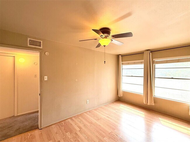 Building Photo - 2124 Burton Dr