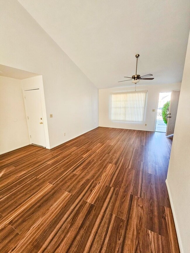 Building Photo - Updated Peoria Home with Modern Finishes