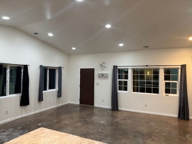 Primary Photo - Cute Ranch Style 3 Bedroom 2 Bath Home In ...