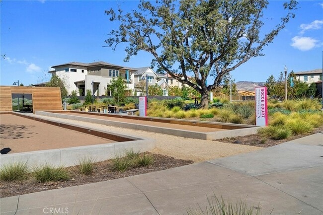 Building Photo - 124 Sculpture