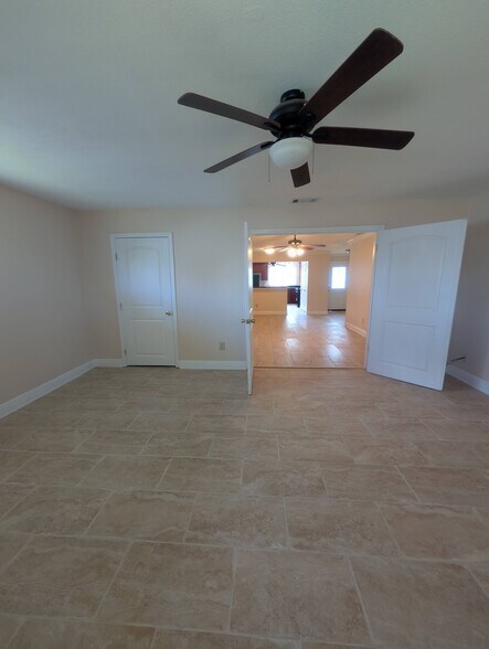 Building Photo - 5011 Warren Dr