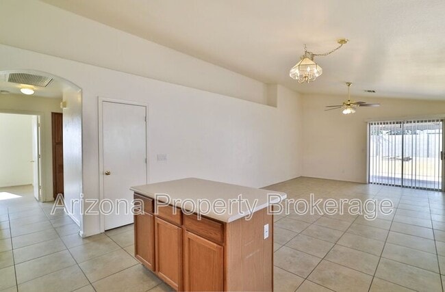 Building Photo - 1710 E Horseshoe Ave