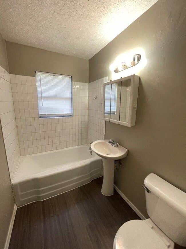 Building Photo - 4 bed Garage conversion in Okc
