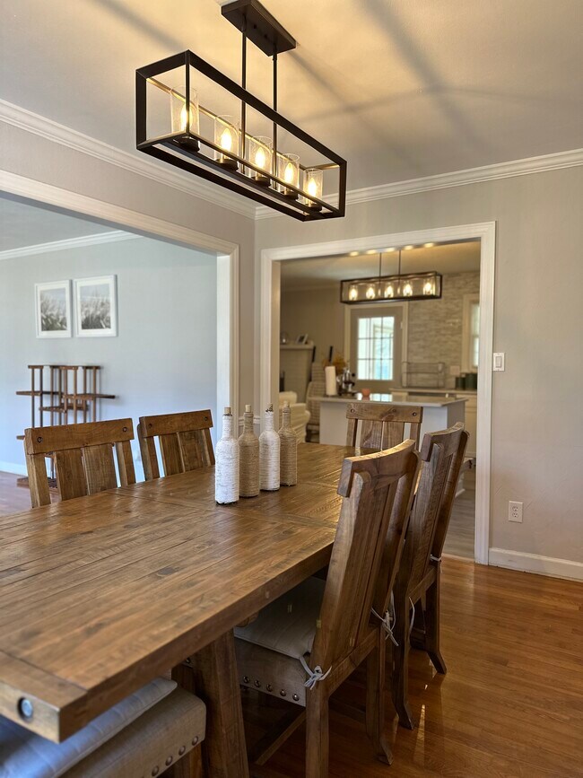 Building Photo - 15394 Rollingwood Dr