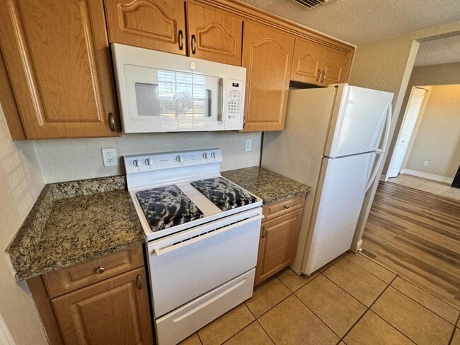 Building Photo - 200 Country Club Dr