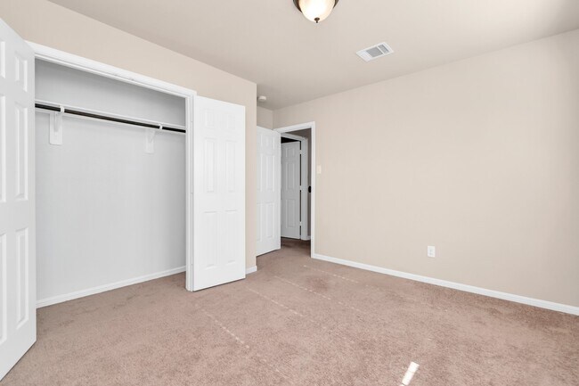 Building Photo - 5635 Round Robin Dr