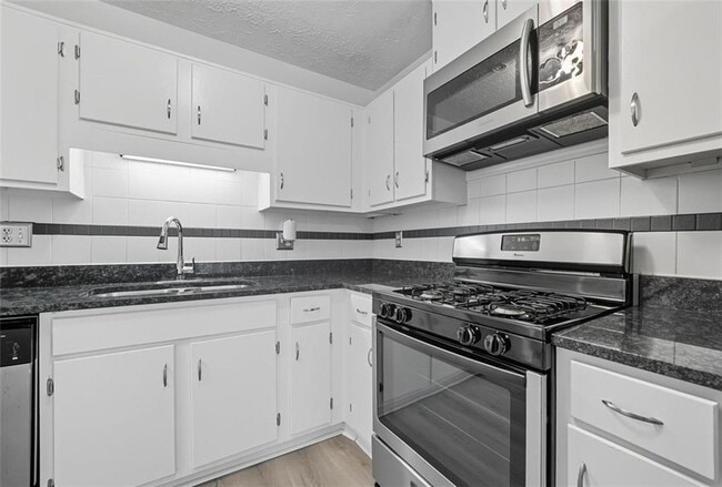 Building Photo - 6615 Sienna Ct