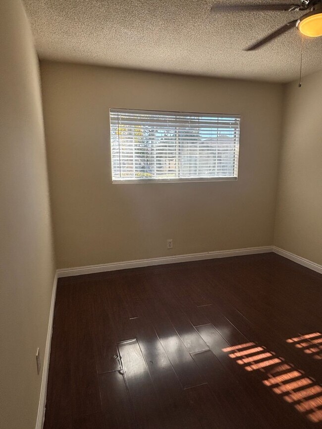 Building Photo - 1 Bedroom available now in East LA