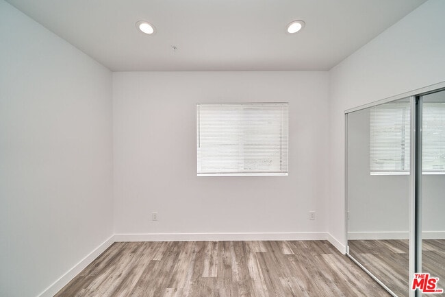 Building Photo - 601 W 41st Pl