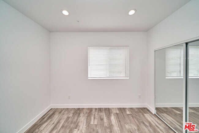 Building Photo - 603 1/2 W 41st St