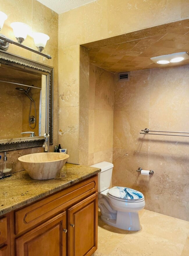 Building Photo - 1237 Hillsboro Mile