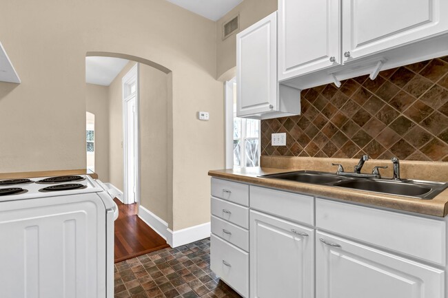 Building Photo - Charming and Spacious 2BR/1BA Unit in Hist...