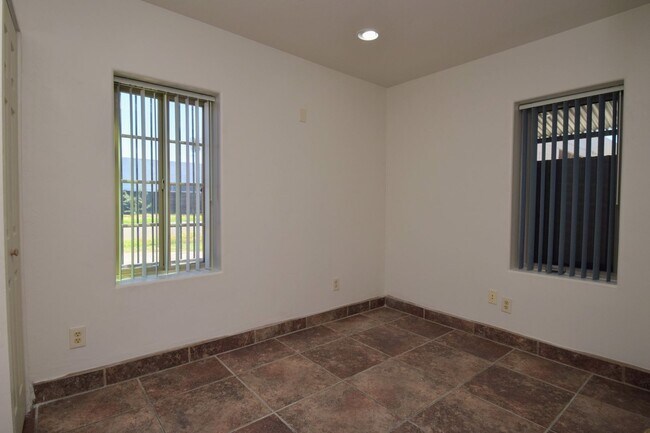 Building Photo - Stand Alone 2 Bed 1 Bath with Private Yard...