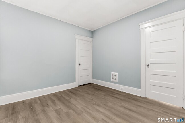 Building Photo - 105 Carleton Ave