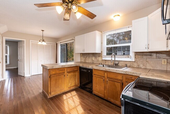 Building Photo - Three Bedroom Home!