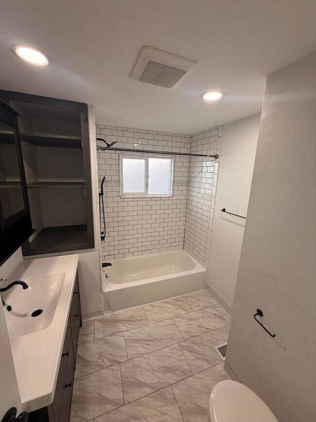 Building Photo - Charming  2 Bed 1 Bath Close to downtown and 1.9 miles to Sky Lakes Medical Center and Oregon Tech