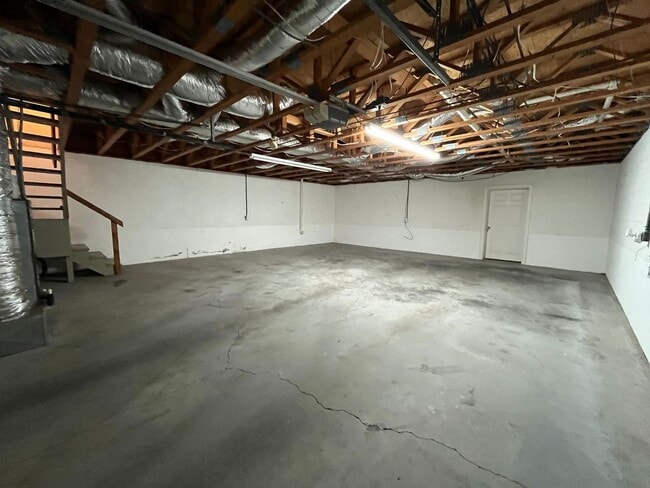 Building Photo - Beautiful 2 bedroom 2 bath duplex in East ...
