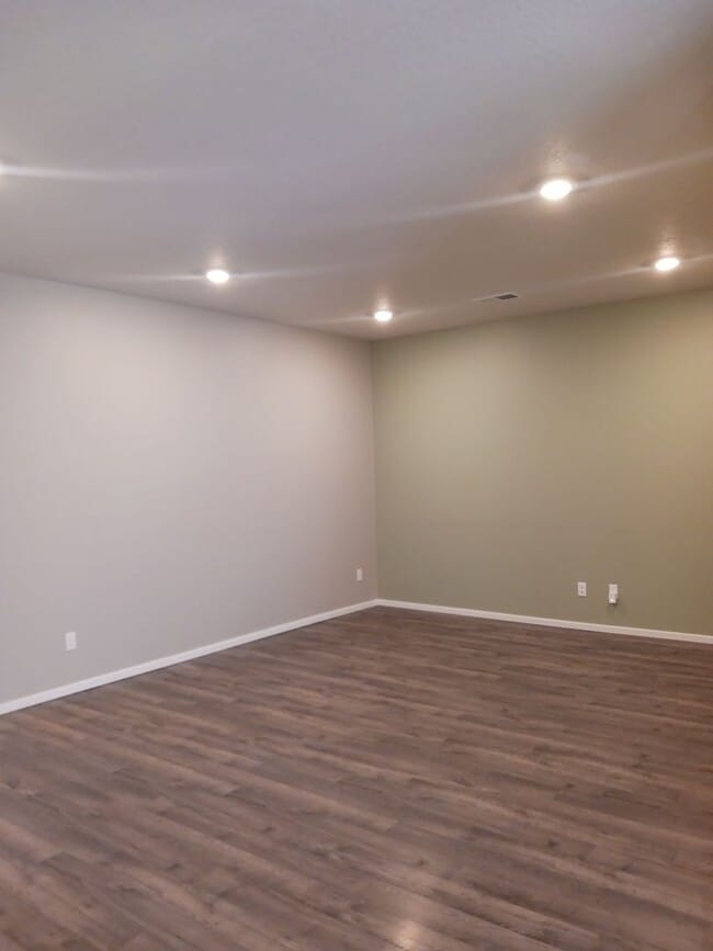Building Photo - $500 OFF 1st months rent! Beautiful 2-Bedroom Home located in Redmond Oregon.