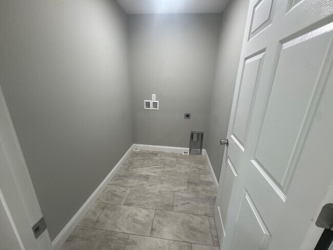 Building Photo - 453 S Main Ave