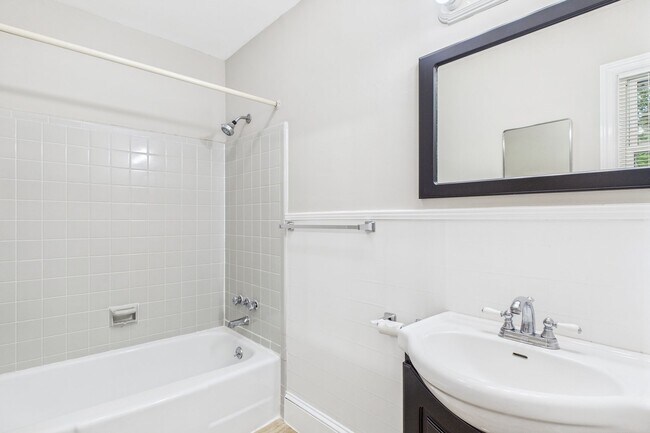 Building Photo - Large Home in Guilford Hills, Hardwood Flo...