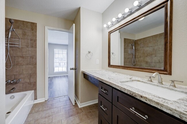 Building Photo - Spring Branch Townhome