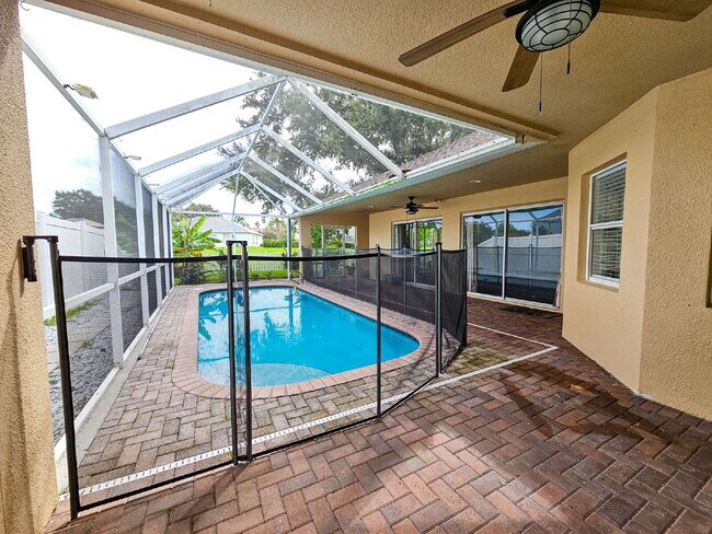 Building Photo - Waterfront Pool Home in Desirable Sunset Lakes