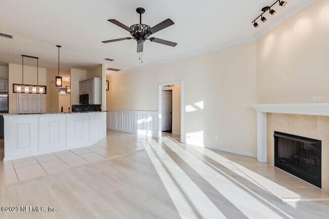 Building Photo - 813 W American Eagle Dr