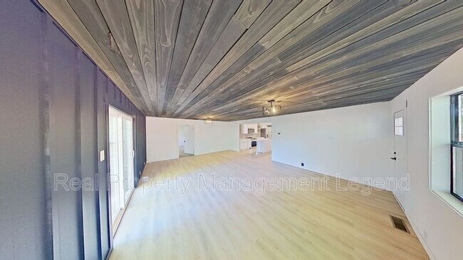 Building Photo - 1811 N Crockett St