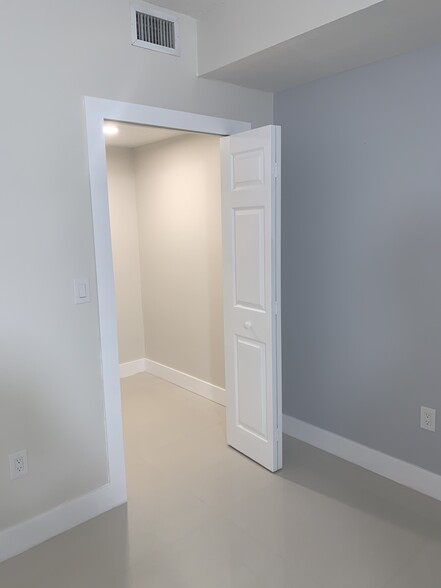Building Photo - 3410 Coral Way