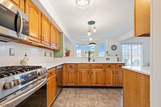 Building Photo - 18 Pond Ridge Dr