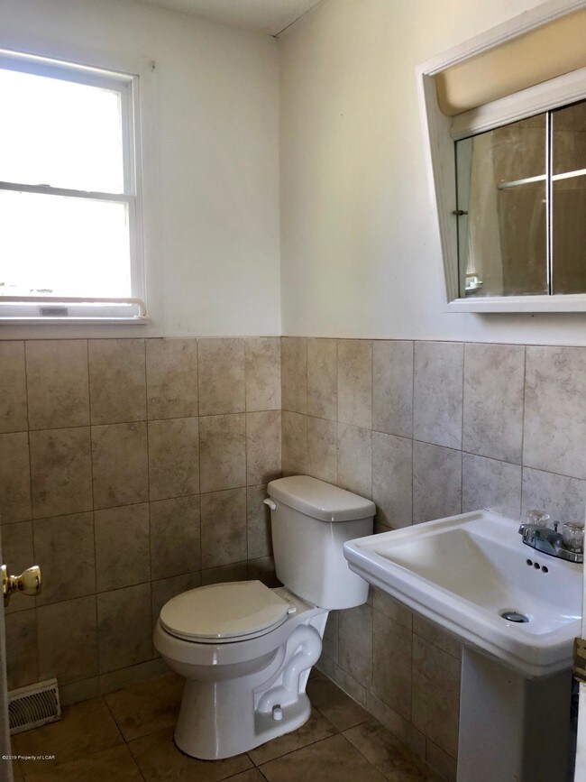 Building Photo - 423-425-425 Moss St