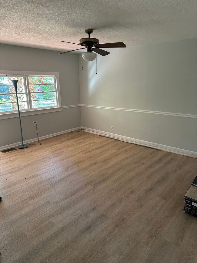 Building Photo - Coming up 810/25 Modest private home