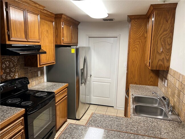 Building Photo - 15525 Palmira Ave