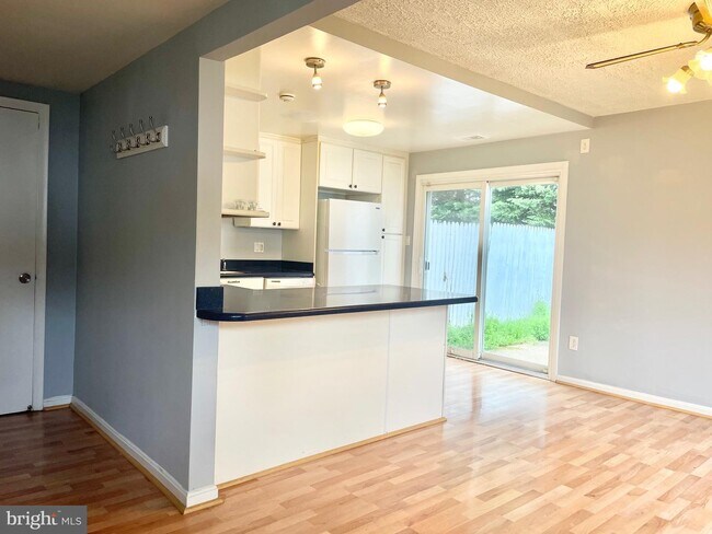 Primary Photo - 1009 Kings Ct