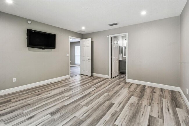 Building Photo - 6005 Lakeside Dr