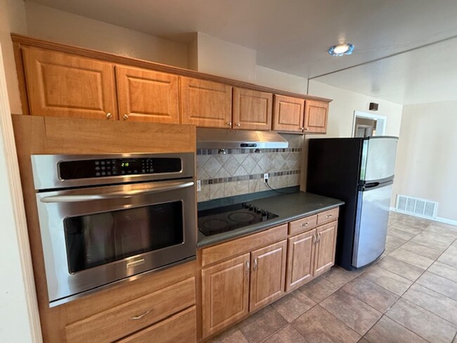Building Photo - RENTED - 3 Bedroom Ranch Style Home in El ...
