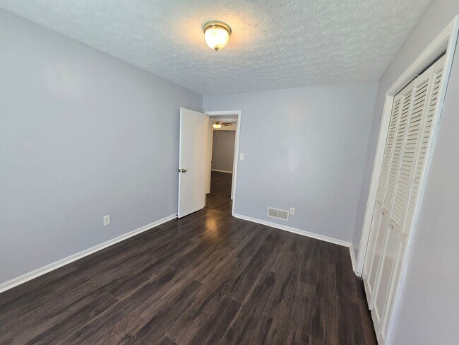 Building Photo - Brick Ranch in the heart of Jeffersontown! Featuring hardwood styled floors, 3 Bedrooms, 1.5 Bath...