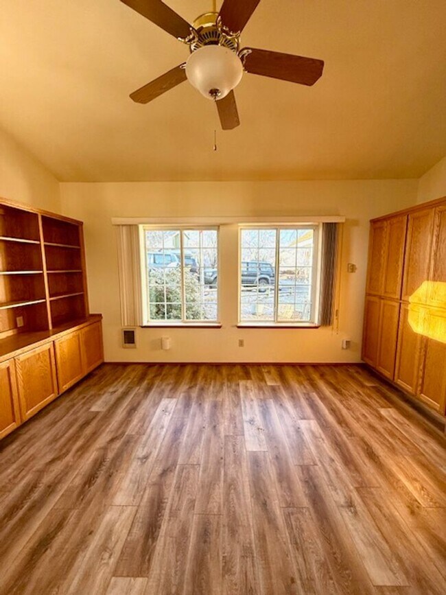 Building Photo - Lovely NE 3 Bedroom Home w/Large Yard & Mowing Included!