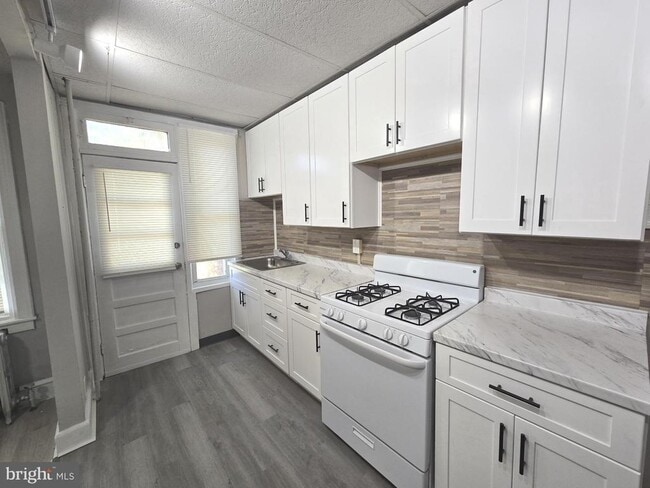 Building Photo - 2642 S 67th St