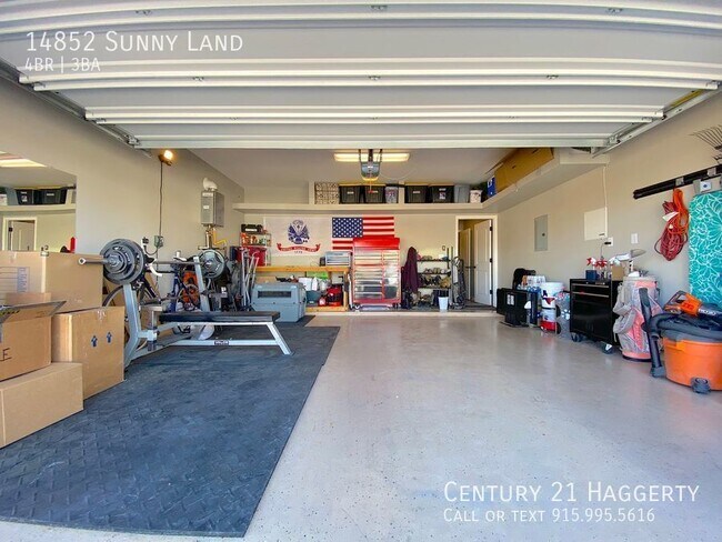 Building Photo - Gorgeous 4 Bedroom Refrig A/C Home