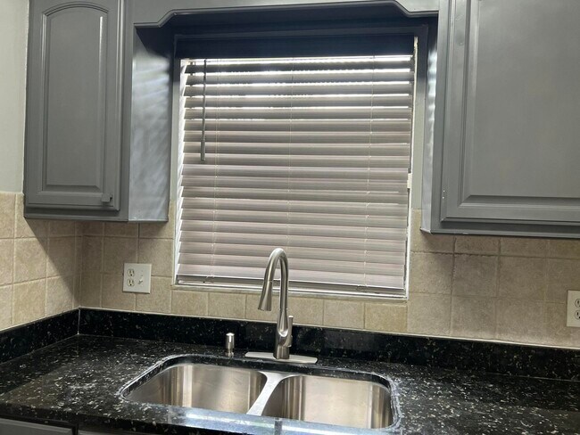 Building Photo - 3405 Poolside Dr