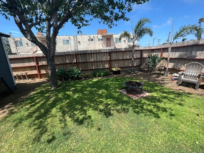 Building Photo - Walk to Beach, W/D, Shared Yard, Parking, No Pets