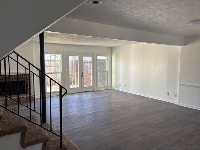 Building Photo - Spacious