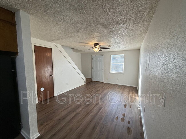 Building Photo - 404 E Redwood St