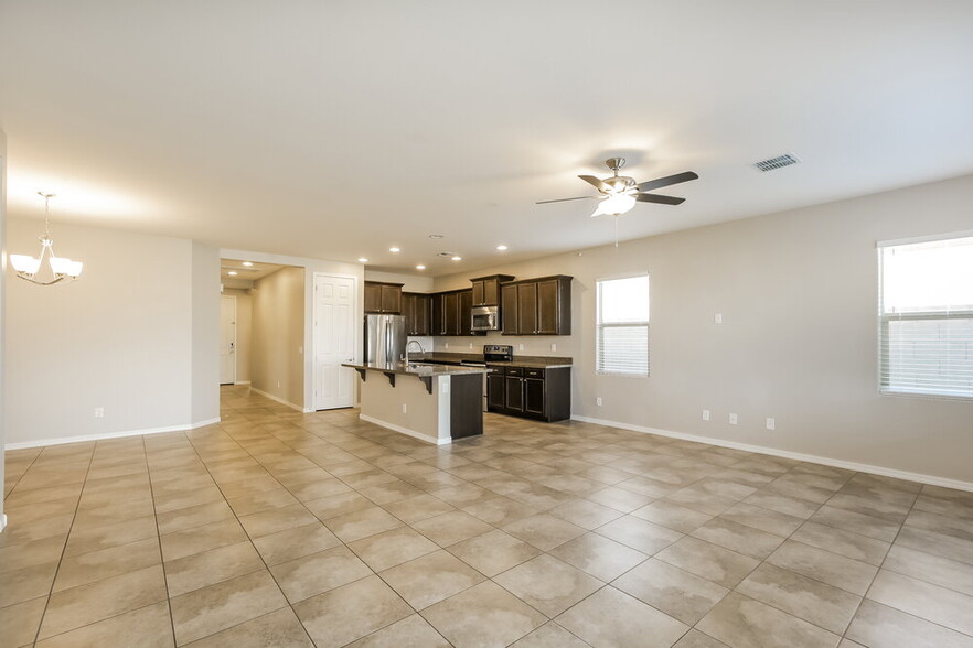 Building Photo - 3882 E Alamo St