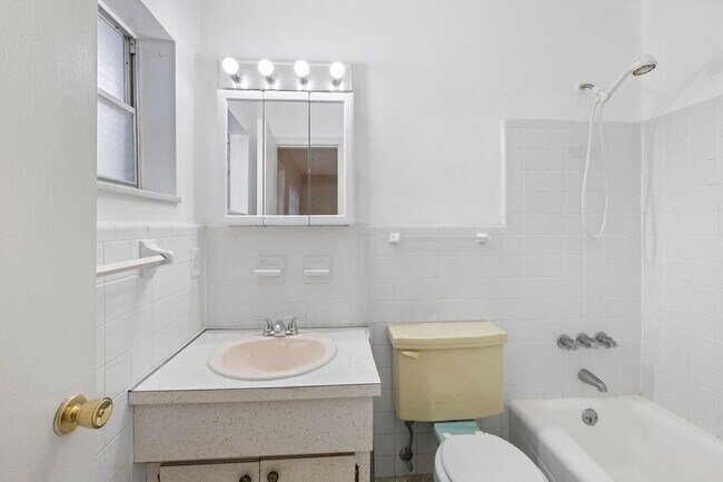 Building Photo - 4649 Bougainvilla Dr