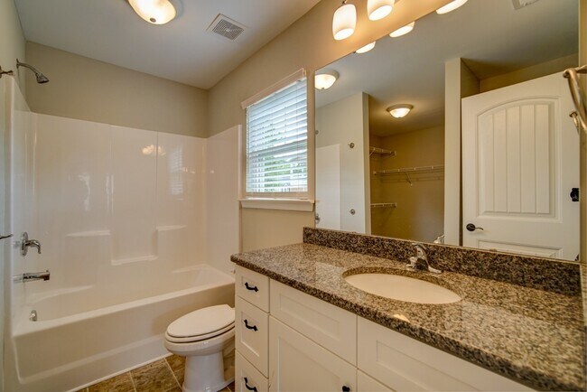 Building Photo - Lovely 3 BR, 2 BA Ranch Home, 2 Car Garage...