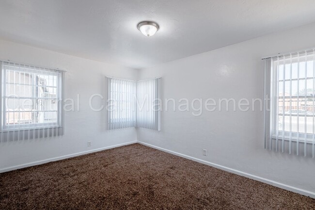 Building Photo - 3 Bedroom/2 Bath Home - $1695 per Month!