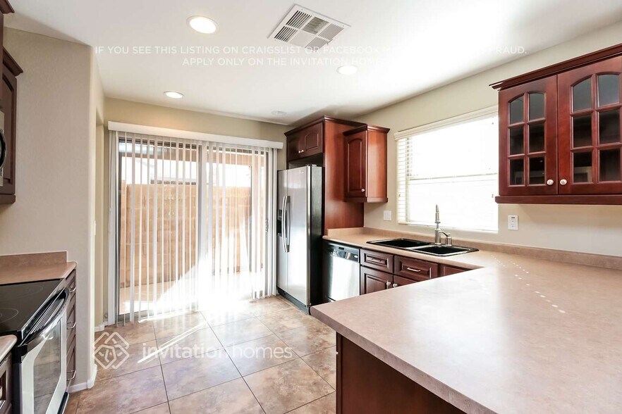 Building Photo - 2611 E Bart St