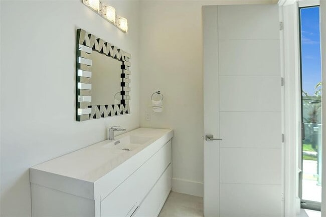 Building Photo - 1111 SE 9th Ave